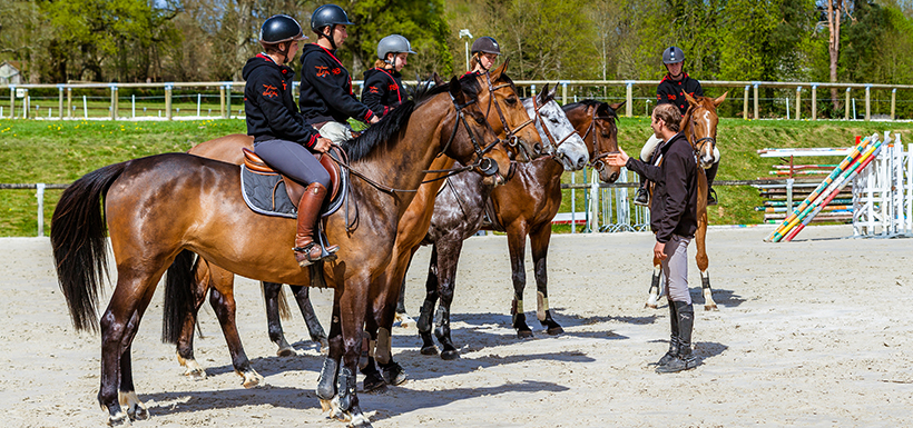 formateur et ses eleves a cheval